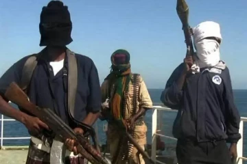 කොල්ලකරුවන් පැහැරගත් නෞකාවක ශ්‍රී ලාංකිකයෙකුත්