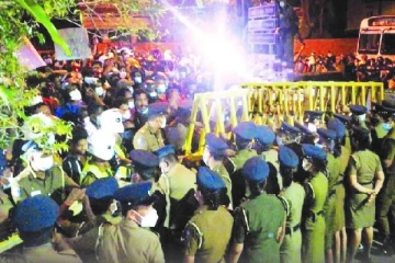 ஆரப்பாட்டக்காரர்கள் -அதிரடிப்படை மோதல் - பலர் காயம்(photo)