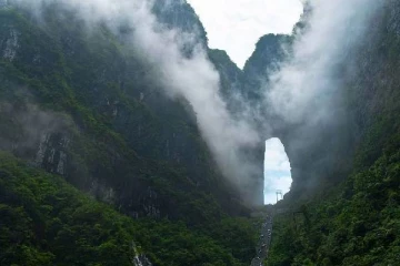 மேகங்கள் தழுவும் பேரழகு; உலகத்தின் சொர்க வாசல் பற்றி தெரியுமா? இங்கு போவது கடினமாம்!