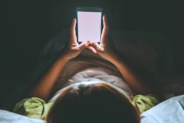 ஆபத்தை ஏற்படுத்தும் நீல ஒளி! உடனே நிறுத்துங்கள்..அலட்சியம் வேண்டாம்