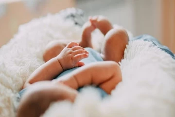 பாழடைந்த வீட்டில் மீட்கப்பட்ட சிசு; போதையில் தாய் செய்த காரியம்