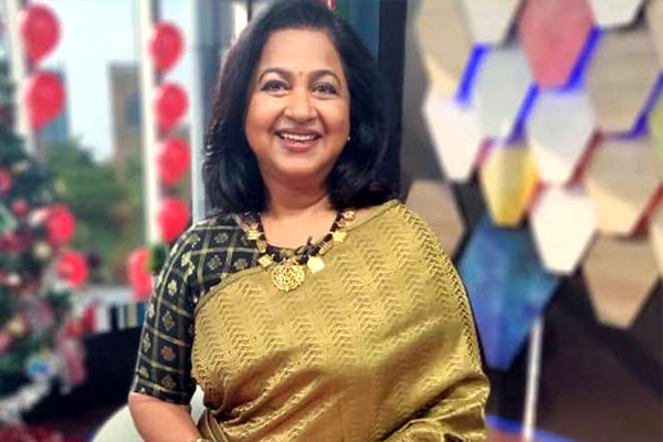 மருத்துவமனையில் நடிகை ராதிகா: என்னாச்சு? பதறிப்போன ரசிகர்கள் | Radhika Sarathkumar Hospitalized Viral Photos