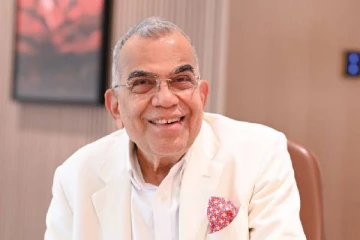 ஏழ்மை... படிப்பை கைவிட்டு வீட்டை விட்டே வெளியேறியவர்: இன்று ரூ 17,000 கோடி நிறுவன உரிமையாளர்