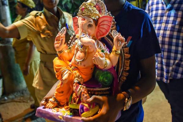 விநாயகர் சதுர்த்தியில் இவரை பார்க்காதீங்க..