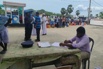 முல்லைத்தீவில் அத்தியாவசிய தேவைகளுக்கு எரிபொருள் விநியோகம்