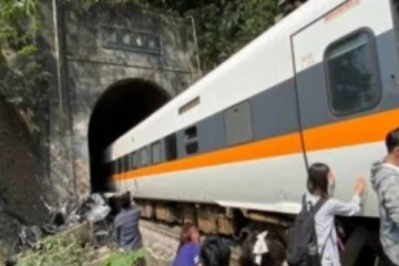 குகைப்பாதையில் கேட்ட அலறல் சத்தம்! மலையிலிருந்து விழுந்த லாரியினால் ரயில் தடம் புரண்டு 36 பேர் பலி