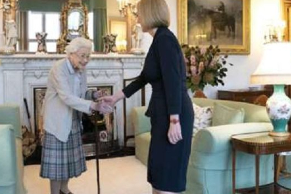 பிரித்தானியாவின் 15ஆவது பிரதமராக லிஸ் ட்ரஸ்  பதவியேற்பு! | Liz Truss Sworn In As Britain S 15Th P Minister