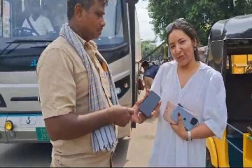 சுற்றுலா பயணி தவறவிட்ட Apple போன்.., திரும்ப ஒப்படைக்க ஆட்டோ ஓட்டுநர்கள் செய்த நெகிழ்ச்சி செயல்