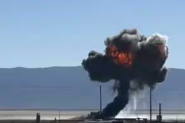 அமெரிக்காவில் விமான நிலையத்திற்கு அருகே விழுந்து நொறுங்கிய போர் விமானம் | Fighter Jet Crashes In The Us