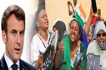 பிரான்ஸ் ராணுவ தளம் முன் துடைப்பங்களுடன் திரண்ட பெண்கள்