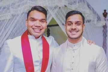 නාමල්ගේ පෞද්ගලික ලේකම් සංජේගේ නිවසට හදිසියේ අල්ලස් කොමිසමෙන් පනී.. පාන්දර වෙනකල් පැය ගාණක් මුළු නිවසම පරීක්ෂාවට