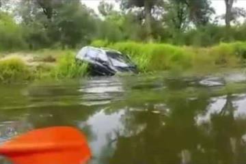 மகாவலி ஆற்றிற்குள் பாய்ந்த கார்: மூவருக்கு நேர்ந்த நிலை!