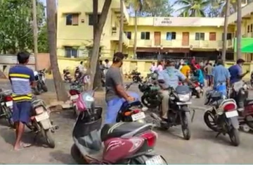 கர்நாடகாவில் முந்தியடித்து குவிந்த ஓசூர் மதுபிரியர்கள்..! ஊரடங்கு எதிரொலியால் மதுக்கடையில் நீண்ட வரிசை..!