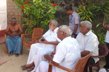 காணாமல் போன கடற்றொழிலாளர்களின் உறவினர்களை சந்தித்த டக்ளஸ்