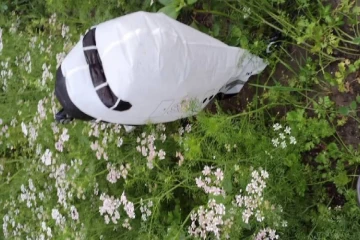 வயல்வெளியில் கிடைத்த விமான வடிவ மர்ம பலூன் ; மக்கள் அதிர்ச்சி