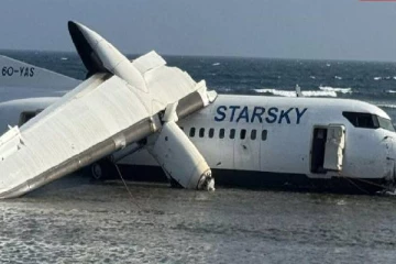 சோமாலியா விமானத்தில் அவசர நிலை ; விமானம் இரண்டாக உடைந்து அதிர்ஷ்டவசமாக உயிர் தப்பிய 55 பேர்