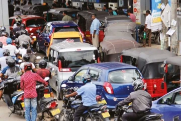 இன்று பகல் வெளியான அறிவிப்பு; எரிபொருள் நிரப்பு நிலையங்களில் குவிந்த மக்கள்!