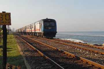 ரயில் மீது கல் வீச்சுத் தாக்குதல்