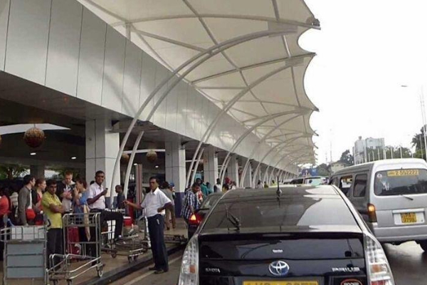 கட்டுநாயக்க விமான நிலையத்தில் வெளிநாட்டில் இருந்து வந்த இளைஞன் கைது | A Young Man Who Arrived From Abroad Was Arrested