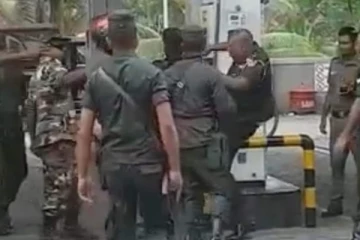 இளைஞரை எட்டி உதைத்த இராணுவ அதிகாரி பணி நீக்கம்