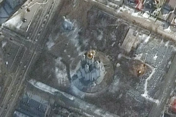 தேவாலயத்தில் 45 அடி நீளமான அகழியை தோண்டி அப்பாவி மக்களை புதைத்த ரஷ்யா! உக்ரைன் குற்றம் (PHOTOS)