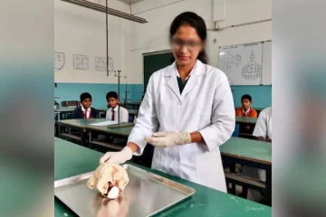 மாட்டு மூளையுடன் வகுப்பறைக்கு வந்த ஆசிரியர் - வெடிக்கும் ஆர்ப்பாட்டம்