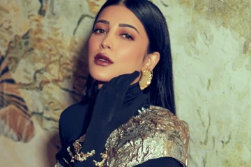 ஸ்ருதி ஹாசன் காதலருக்கு மாறி மாறி முத்தம் - வேகமாக பரவும் வீடியோ