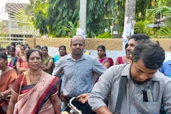 யாழில் வீதிக்கு இறங்கிய   பாடசாலை ஆசிரியர்கள் | School Teachers Take To The Streets In Jaffna