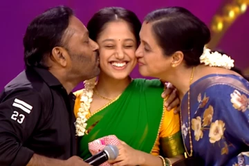 சரிகமப-வில் மகள் பாடுவதை கண்டு ரசித்து தேவயானி, ராஜகுமாரன்.. உருக்கமான வீடியோ