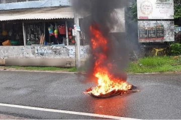யாழில்  வீதியில் ரயர் கொழுத்தியவர்களுக்கு நேர்ந்த கதி!