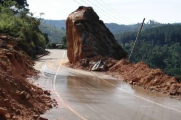 නායයෑම් බලපෑම් ඉහළට - අනතුරු ඇඟවීම් නිකුත් වෙයි