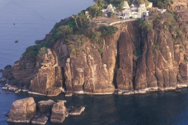 தப்பித்த மகிந்த ராஜபக்சே தங்கியிருப்பது எங்கே? வெளியான முக்கிய தகவல்..! | Where The Escaped Mahinda Rajapaksa Is Staying