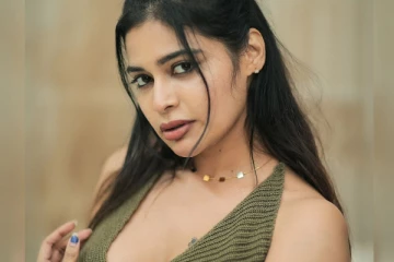 தர்ஷா குப்தாவின் உச்சகட்ட கவர்ச்சி போஸ்