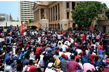 தொடரும் பொருளாதார நெருக்கடி , முடிவுக்கு வராத போராட்டம் : இலங்கையில் அதிபர் அலுவலகத்தை முற்றுகையிட்ட மக்கள்