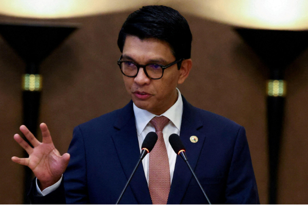 Gen Z போராட்டம் எதிரொலி - நாட்டை விட்டு தப்பி ஓடிய ஜனாதிபதி | Madagascar President Rajoelina Flees Gen Z Protest