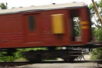 ශීඝ්‍රගාමී දුම්රියක් පීළි පනියි..