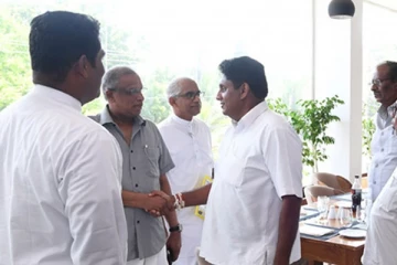 விகாரைகள் அமைக்க நிதி ஒதுக்கிய சஜித்திற்கு ஆதரவு: சுமந்திரன் மீது கடும் விமர்சனம்