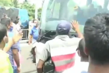 ඔරුගොඩවත්ත ප්‍රදේශයේ ඩීසල් පෝලිමේ ඇතිවූ කලබලය.. වීඩියෝ සහිතයි.. (VIDEO)