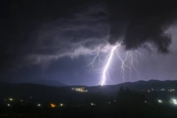 திருகோணமலை பகுதியில் மின்னல் தாக்கி இருவர் உயிரிழப்பு