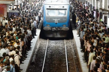 புகையிரதத்தில் மோதிய இரண்டு பாடசாலை மாணவிகள்!