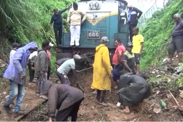 திடீரென இடிந்து விழுந்த குப்பை மேட்டினால் மூன்று மணி நேரமாக தடைப்பட்ட போக்குவரத்து