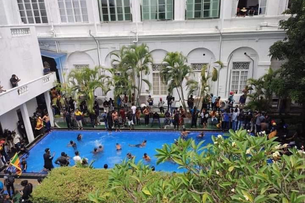 கோட்டாபய மாளிகையில் நீச்சலடிக்கும் இளைஞர்கள்! | Swimming In The Presidential Palace Protesters