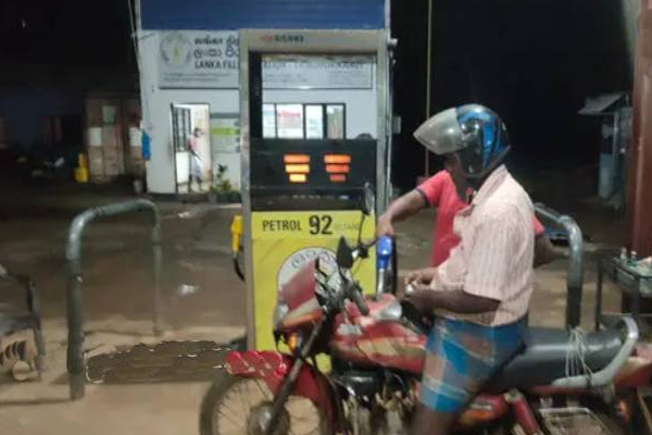 முறிகண்டி எரிபொருள் நிரப்பு நிலையத்தில் ஊழல் இடம்பெறுகிறதா? | Murikandi Fuel Bunk Corruption People Suspicion