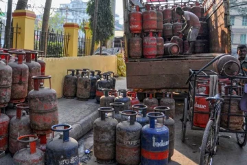 கேஸ் சிலிண்டர் விலை அதிரடி உயர்வு - வாடிக்கையாளர்கள் அதிர்ச்சி!