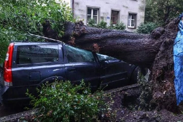 போலாந்தில் இருளில் முழ்கிய ஆயிரக்கணக்கான வீடுகள்!