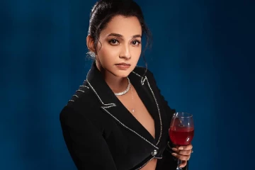 3 லட்சம் கொடுத்தா தான் வருவேன்.. இப்படிப்பட்ட நடிகைகளே தமிழ் சினிமாவுக்கு தேவையில்லை: அபர்ணதி மீது சுரேஷ் காமாட்சி புகார்