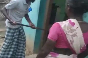 வீட்டில் அழுகிய நிலையில் 2 சடலங்கள்.. துர்நாற்றம் வீசியதால் வெளிப்பட்ட மர்மம்! பொதுமக்கள் அதிர்ச்சி!