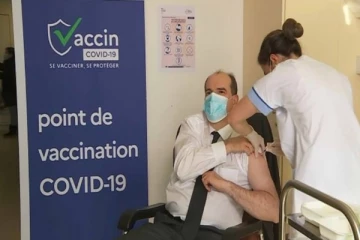 பிரான்ஸ் பிரதமர் எடுத்த இப்படி ஒரு முடிவு! தைரியமாக போட்டுக் கொண்ட AstraZeneca தடுப்பூசி: வைரலாகும் புகைப்படம்