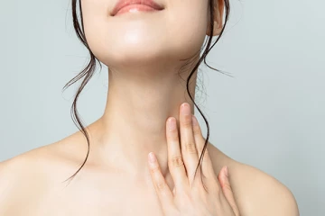 ஒரே நொடியில் கழுத்து கருமையை நீக்கனுமா? இதை ட்ரை பண்ணி பாருங்க