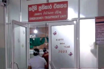 රෝහලක හදිසි ප්‍රතිකාර ඒකකයේ වෛද්‍යවරුන් පිරිසකට කොවිඩ්